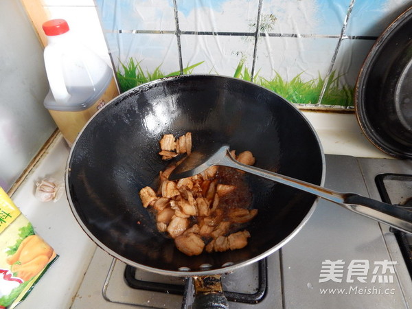 <a href=/shicai/shucai/SuanMiao/index.html target=_blank><u>蒜苗</u></a>炒<a href=/shicai/rouqin/WuHuaRou/index.html target=_blank><u>五花肉</u></a>的做法