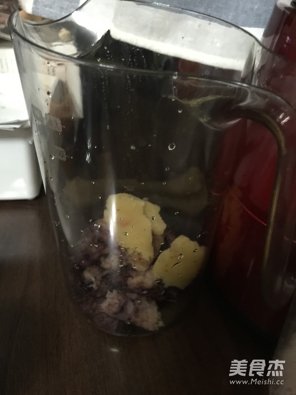 <a href=/shicai/guopin/LanMei/index.html target=_blank><u>蓝莓</u></a><a href=/shicai/guopin/PingGuo/index.html target=_blank><u>苹果</u></a><a href=/shicai/guopin/Li/index.html target=_blank><u>梨</u></a>汁的做法