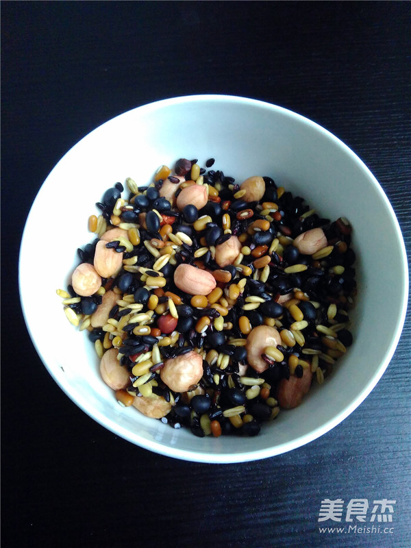 自制养生<a href=/shicai/mimian/HeiDou/index.html target=_blank><u>黑豆</u></a>浆的做法