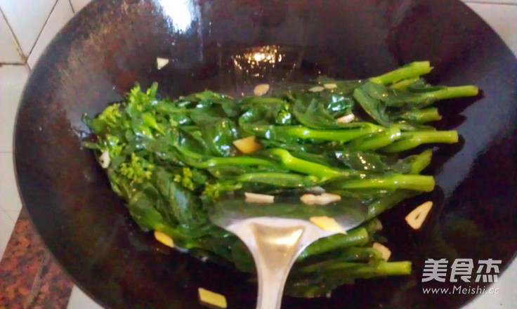 蒜香油<a href=/shicai/shucai/CaiXin/index.html target=_blank><u>菜心</u></a>的做法