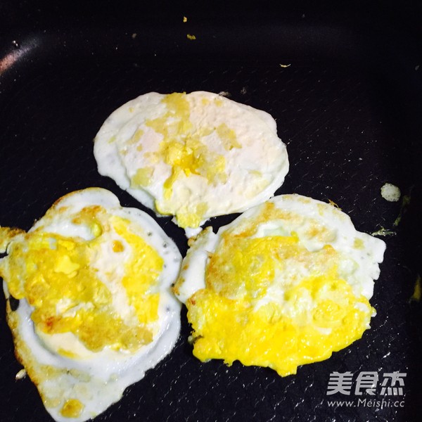 <a href=/shicai/rouqin/JiDan/index.html target=_blank><u>鸡蛋</u></a>瘦肉汤的做法