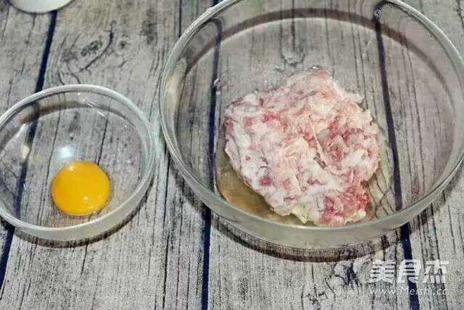 春季提高抵抗力,一定给孩子多吃<a href=/shicai/shucai/LianOu/index.html target=_blank><u>莲<a href=/shicai/shucai/Ou/index.html target=_blank><u>藕</u></a></u></a>!味道超赞的<a href=/shicai/shucai/Ou/index.html target=_blank><u>藕</u></a>香肉饼!的做法