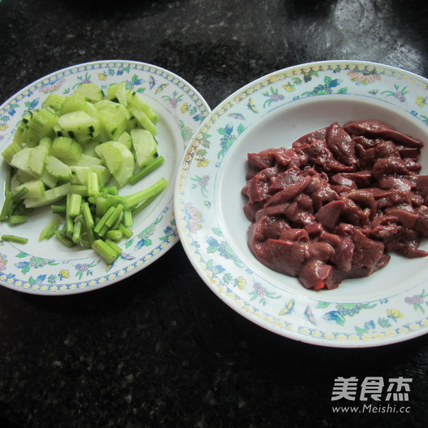 黄反炒<a href=/shicai/rouqin/ZhuGan/index.html target=_blank><u>猪肝</u></a>的做法