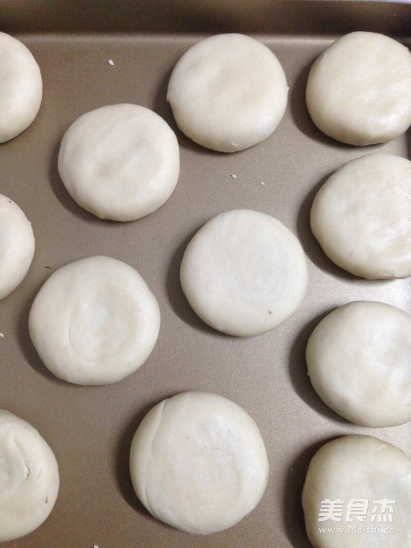 自制<a href=/shicai/mimian/LvDou/index.html target=_blank><u>绿豆</u></a>饼的做法