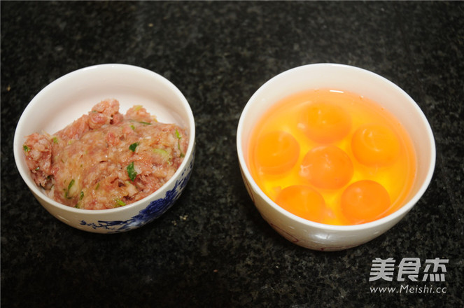 节日宴客菜——<a href=/shicai/rouqin/ZhuRou/index.html target=_blank><u>猪肉</u></a><a href=/shicai/rouqin/JiDan/index.html target=_blank><u>鸡蛋</u></a>铜钱卷的做法