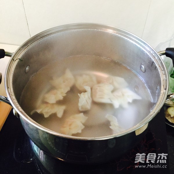 <a href=/shicai/shucai/CaiXin/index.html target=_blank><u>菜心</u></a>云吞面的做法