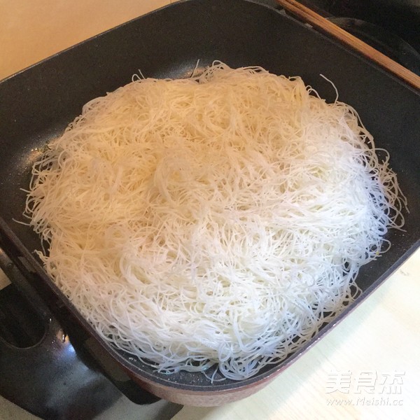 <a href=/shicai/shucai/CaiXin/index.html target=_blank><u>菜心</u></a>炒<a href=/shicai/mimian/MiFen/index.html target=_blank><u>米粉</u></a>的做法