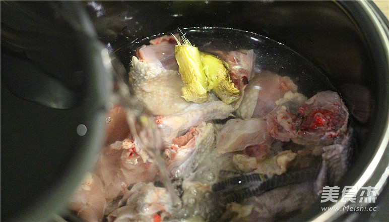 [苏泊尔]鸡汤炖鱼面的做法