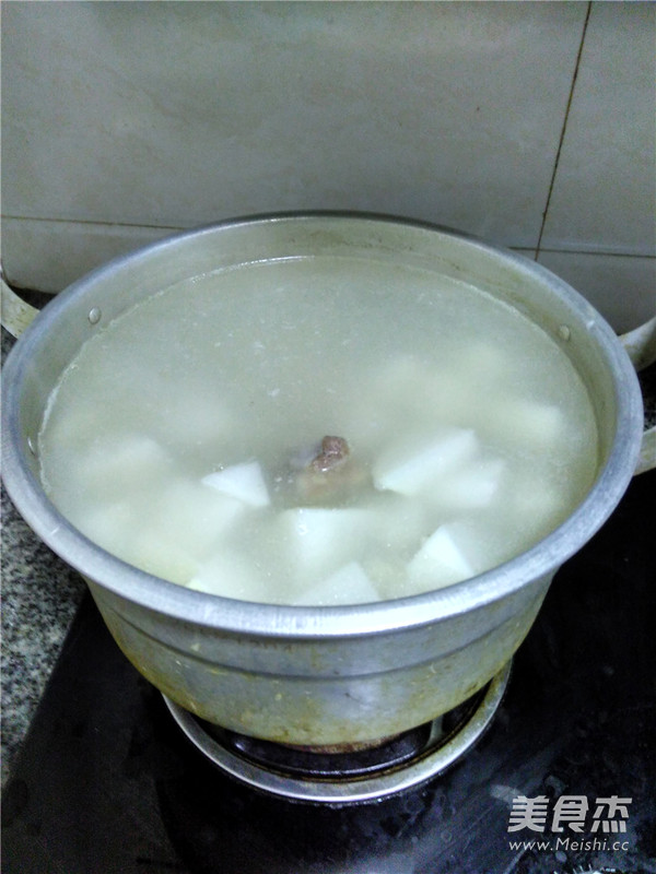 白<a href=/shicai/shucai/LuoBo/index.html target=_blank><u>萝卜</u></a><a href=/shicai/rouqin/PaiGu/index.html target=_blank><u>排骨</u></a>汤的做法