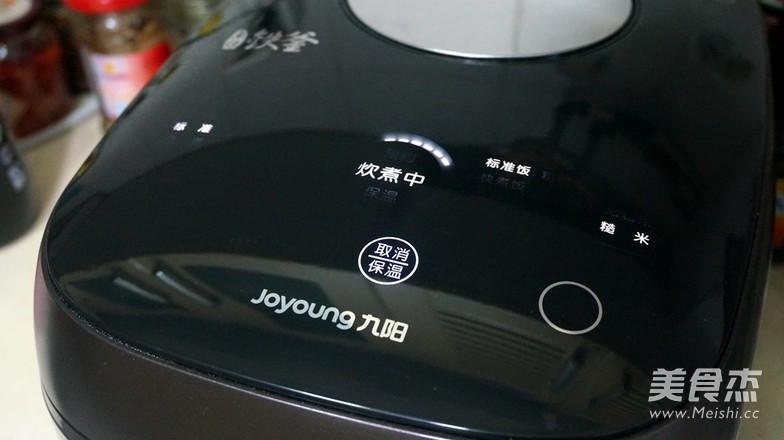 红<a href=/shicai/mimian/GengMi/index.html target=_blank><u>粳米</u></a>饭的做法