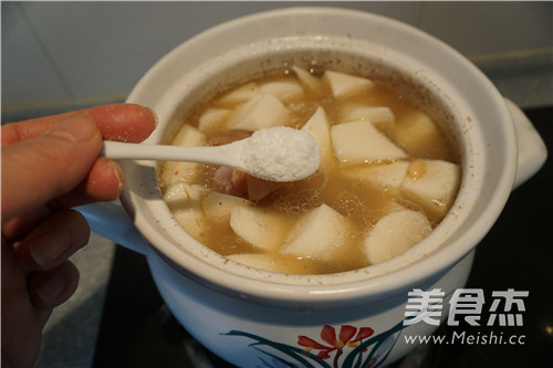 <a href=/shicai/rouqin/ZhuTi/index.html target=_blank><u>猪蹄</u></a><a href=/shicai/mimian/HuangDou/index.html target=_blank><u>黄豆</u></a><a href=/shicai/shucai/LianOu/index.html target=_blank><u>莲<a href=/shicai/shucai/Ou/index.html target=_blank><u>藕</u></a></u></a><a href=/shicai/shucai/ShanYao/index.html target=_blank><u>山药</u></a>煲的做法