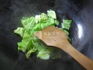 江白虾<a href=/shicai/shucai/YuanBaiCai/index.html target=_blank><u>圆<a href=/shicai/shucai/BaiCai/index.html target=_blank><u>白菜</u></a></u></a><a href=/shicai/mimian/NianGao/index.html target=_blank><u>年糕</u></a>汤