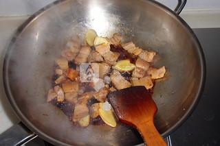 <a href=/shicai/shuichanpin/MoYu/index.html target=_blank><u>墨鱼</u></a>干<a href=/shicai/rouqin/AnChun/index.html target=_blank><u>鹌鹑</u></a>蛋红烧肉