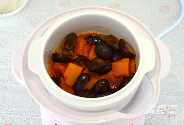 红<a href=/shicai/guopin/Zao/index.html target=_blank><u>枣</u></a><a href=/shicai/guopin/MuGua/index.html target=_blank><u>木瓜</u></a>炖<a href=/shicai/mimian/NiuNai/index.html target=_blank><u>牛奶</u></a>的做法