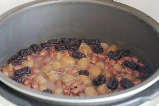 薏仁<a href=/shicai/mimian/YanMai/index.html target=_blank><u>燕麦</u></a>腊八粥