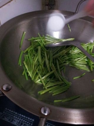 <a href=/shicai/shucai/LuHao/index.html target=_blank><u>芦蒿</u></a>炒<a href=/shicai/rouqin/XiangChang/index.html target=_blank><u>香肠</u></a>