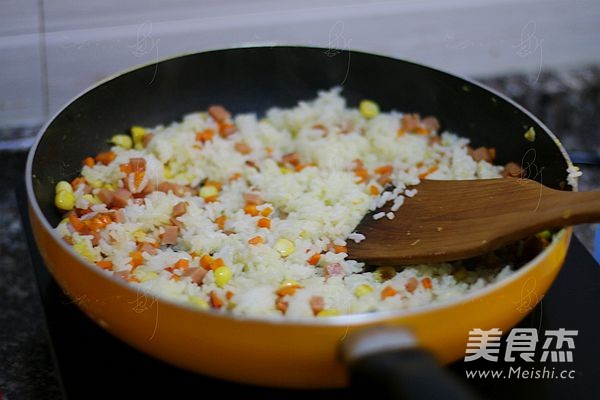 <a href=/shicai/rouqin/HuoTui/index.html target=_blank><u>火腿</u></a><a href=/shicai/shucai/HuLuoBo/index.html target=_blank><u>胡<a href=/shicai/shucai/LuoBo/index.html target=_blank><u>萝卜</u></a></u></a>炒饭的做法