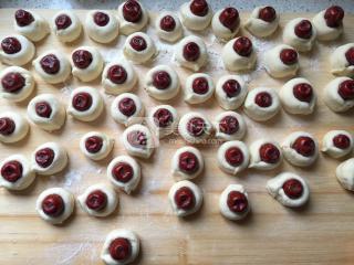 红<a href=/shicai/guopin/Zao/index.html target=_blank><u>枣</u></a>馒头