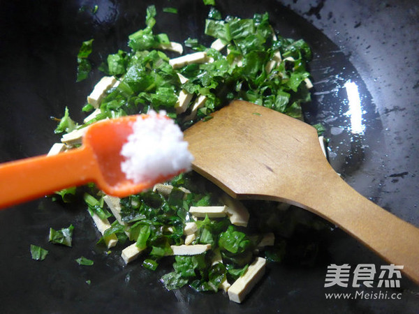 <a href=/shicai/shucai/WoSun/index.html target=_blank><u>莴笋</u></a>叶炒<a href=/shicai/mimian/DouFu/index.html target=_blank><u>豆腐</u></a>干的做法