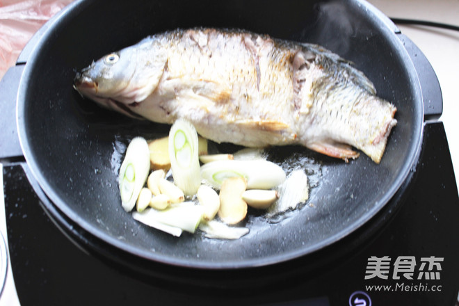 <a href=/shicai/mimian/DouFu/index.html target=_blank><u>豆腐</u></a>炖鱼的做法