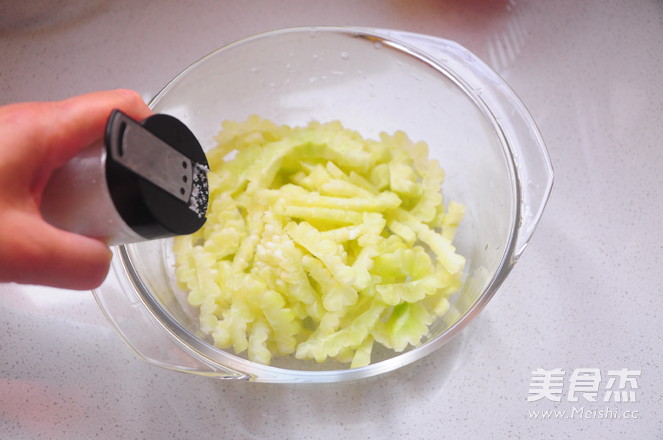 凉拌水果<a href=/shicai/shucai/KuGua/index.html target=_blank><u>苦瓜</u></a>的做法