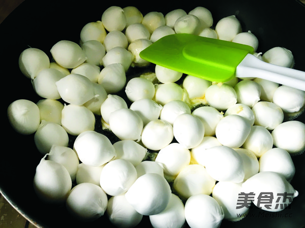 <a href=/shicai/guopin/ZhiMa/index.html target=_blank><u>芝麻</u></a>核<a href=/shicai/guopin/Tao/index.html target=_blank><u>桃</u></a>牛轧糖的做法