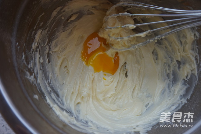 <a href=/shicai/mimian/QiaoKeLi/index.html target=_blank><u>巧克力</u></a>咕咕霍夫蛋糕的做法