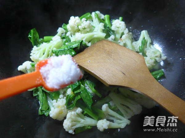 <a href=/shicai/shucai/YouCai/index.html target=_blank><u>油菜</u></a>蕻炒<a href=/shicai/shucai/HuaCai/index.html target=_blank><u>花菜</u></a>的做法