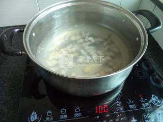 小肠蛋卷<a href=/shicai/shucai/XiangGu/index.html target=_blank><u>香菇</u></a>汤