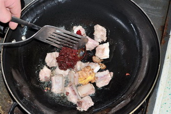 红烧<a href=/shicai/rouqin/PaiGu/index.html target=_blank><u>排骨</u></a>面步骤