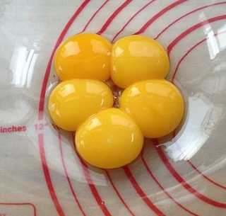 樱花<a href=zt/qifengdg target=_blank><u>戚风蛋糕</u></a>卷