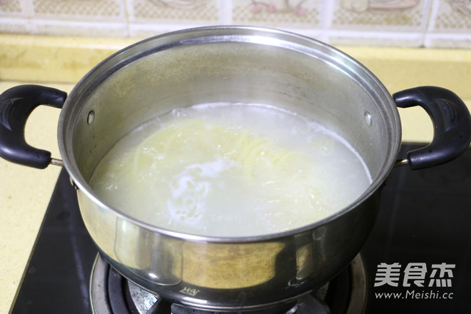 <a href=/shicai/guopin/NuiYouGuo/index.html target=_blank><u><a href=/shicai/guopin/NiuYouGuo/index.html target=_blank><u>牛油果</u></a></u></a><a href=/shicai/mimian/YiMian/index.html target=_blank><u>意面</u></a>的做法