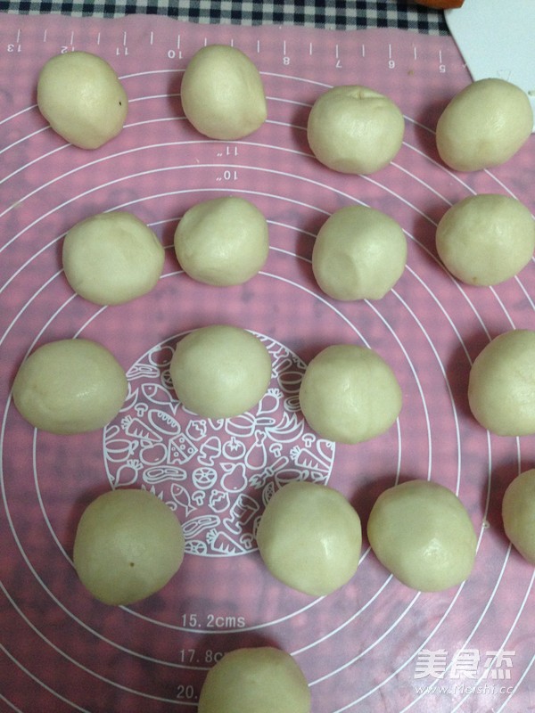 自制<a href=/shicai/mimian/LvDou/index.html target=_blank><u>绿豆</u></a>饼的做法