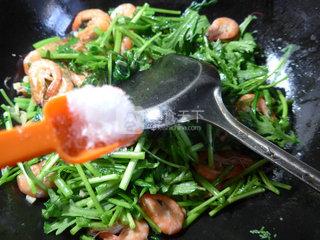 鲜虾炒<a href=/shicai/shucai/TongHao/index.html target=_blank><u>茼蒿</u></a>