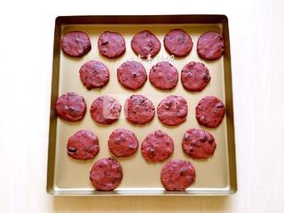 红丝绒<a href=/shicai/mimian/QiaoKeLi/index.html target=_blank><u>巧克力</u></a>豆曲奇