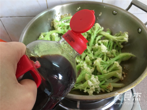 红椒炒<a href=/shicai/shucai/HuaCai/index.html target=_blank><u>花菜</u></a>的做法