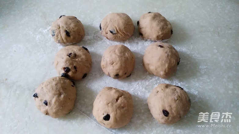 红糖核<a href=/shicai/guopin/Tao/index.html target=_blank><u>桃</u></a><a href=/shicai/mimian/MianBao/index.html target=_blank><u>面包</u></a>的做法