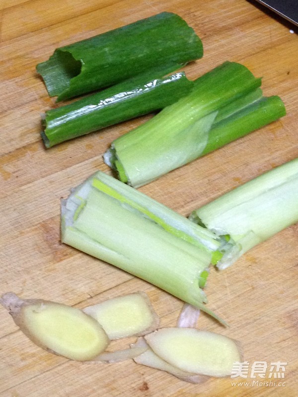 <a href=/shicai/rouqin/JiGu/index.html target=_blank><u>脊骨</u></a><a href=/shicai/shucai/LianOu/index.html target=_blank><u>莲<a href=/shicai/shucai/Ou/index.html target=_blank><u>藕</u></a></u></a>汤的做法