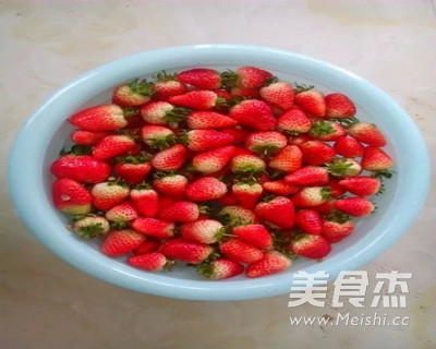 <a href=/shicai/guopin/CaoMei/index.html target=_blank><u>草莓</u></a>酱的做法