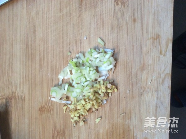 <a href=/shicai/shucai/XingBaoGu/index.html target=_blank><u><a href=/shicai/guopin/Xing/index.html target=_blank><u>杏</u></a>鲍菇</u></a><a href=/shicai/shucai/HuLuoBo/index.html target=_blank><u>胡<a href=/shicai/shucai/LuoBo/index.html target=_blank><u>萝卜</u></a></u></a>肉酱的做法