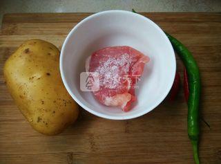 炒瘦肉<a href=/shicai/shucai/TuDou/index.html target=_blank><u>土豆</u></a>丝