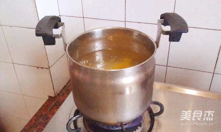 <a href=/shicai/shucai/XiangGu/index.html target=_blank><u>香菇</u></a>咸蛋粥的做法