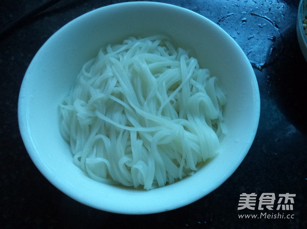 蒜汁拌<a href=/shicai/mimian/FenSi/index.html target=_blank><u>粉丝</u></a>的做法