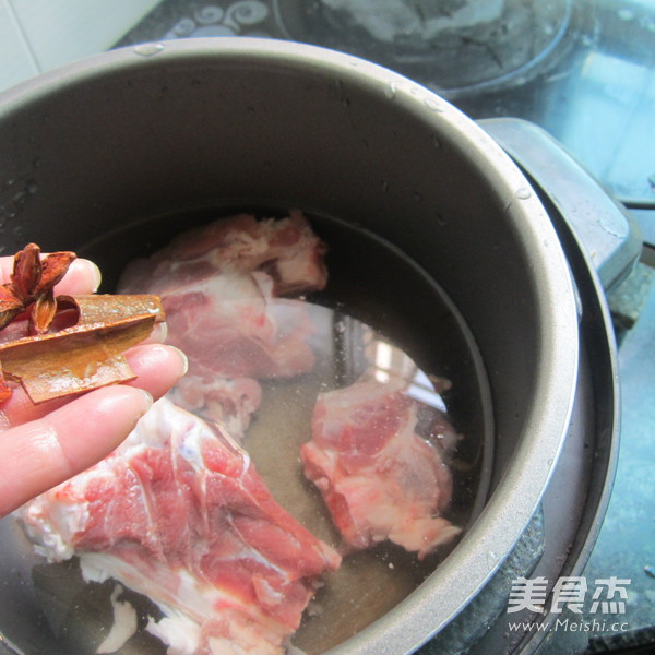 拆骨<a href=/shicai/shuichanpin/HaiDai/index.html target=_blank><u>海带</u></a>汤的做法