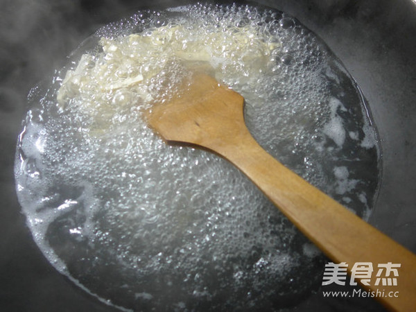 <a href=/shicai/shucai/WoSun/index.html target=_blank><u>莴笋</u></a>叶炒<a href=/shicai/mimian/DouFu/index.html target=_blank><u>豆腐</u></a>干的做法