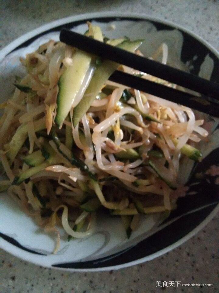 <a href=/shicai/guopin/ZhiMa/index.html target=_blank><u>芝麻</u></a>酱凉拌<a href=/shicai/shucai/HuangGua/index.html target=_blank><u>黄瓜</u></a>豆<a href=/shicai/shucai/YaCai/index.html target=_blank><u>芽菜</u></a>