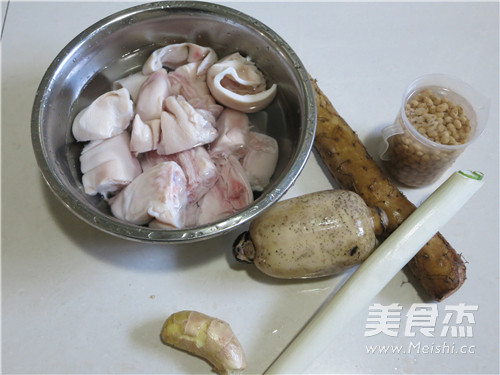 <a href=/shicai/rouqin/ZhuTi/index.html target=_blank><u>猪蹄</u></a><a href=/shicai/mimian/HuangDou/index.html target=_blank><u>黄豆</u></a><a href=/shicai/shucai/LianOu/index.html target=_blank><u>莲<a href=/shicai/shucai/Ou/index.html target=_blank><u>藕</u></a></u></a><a href=/shicai/shucai/ShanYao/index.html target=_blank><u>山药</u></a>煲的做法