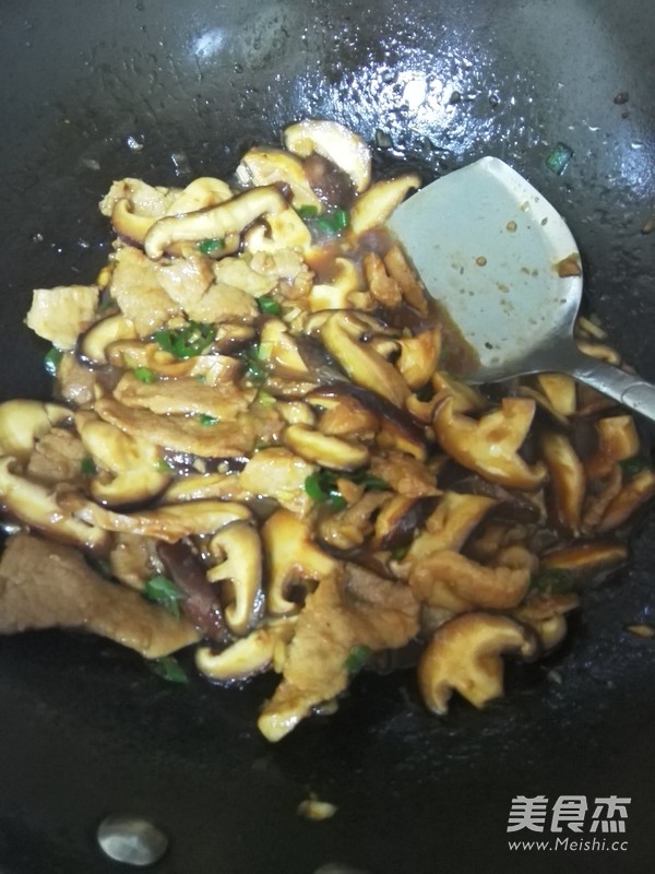 <a href=/shicai/shucai/XiangGu/index.html target=_blank><u>香菇</u></a>炒肉片的做法