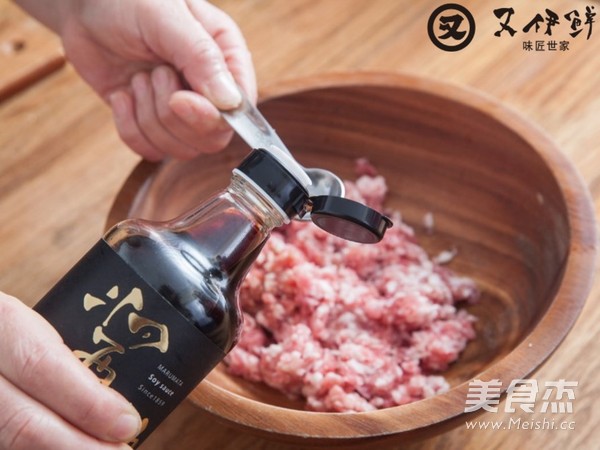 肉丸油<a href=/shicai/mimian/DouFu/index.html target=_blank><u>豆腐</u></a><a href=/shicai/mimian/FenSi/index.html target=_blank><u>粉丝</u></a>汤的做法