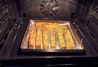 蒜香<a href=/shicai/mimian/TuSi/index.html target=_blank><u>吐司</u></a>条